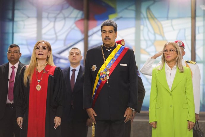 Archivo - HANDOUT - 31 January 2024, Venezuela, Caracas: In this photo provided by the Venezuelan President's Office, Nicolas Maduro (C), President of Venezuela, and his wife Cilia Flores (R) arrive at the ceremony marking the start of the new judicial ye
