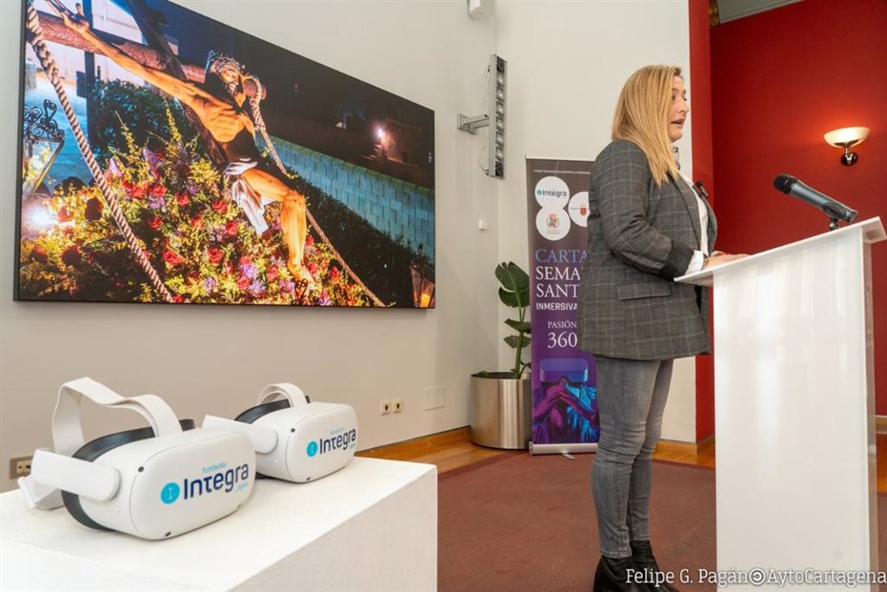 La concejala de Turismo, Beatriz Sánchez, presenta las gafas de realidad virtual desde la que se podrán ver las procesiones