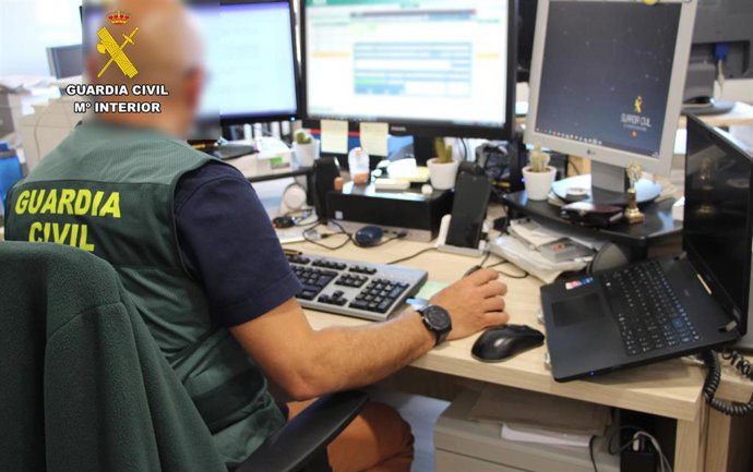 La Guardia Civil de Cantabria detiene a cuatro personas en Barcelona por estafas en Internet por más de 17.000 euros