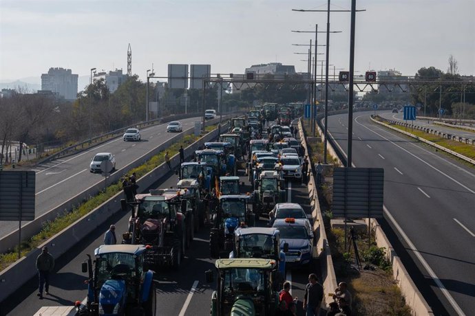 Archivo - Varios tractores de agricultores se dirigen a la avenida Diagonal en una imagen de archivo