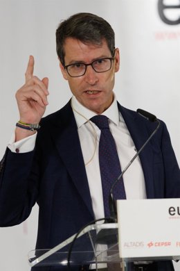 Archivo - El presidente del Gobierno de La Rioja, Gonzalo Capellán, en un desayuno de Europa Press