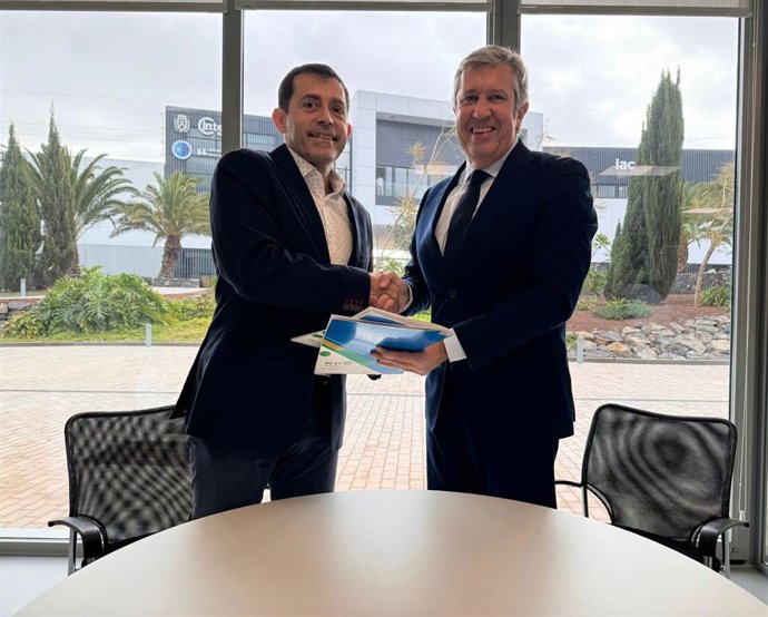 El consejero de Innovación del Cabildo de Tenerife, Juan José Martínez y el director general de la Fundación YNCIDE, Javier Collado, en la firma de un convenio sobre emprendimiento