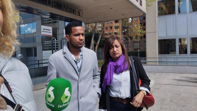 La madre del joven abatido a tiros por tres policías