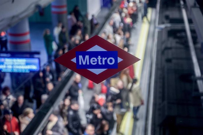 Decenas de personas en la estación de Atocha de Metro, a 25 de febrero de 2024, en Madrid (España).