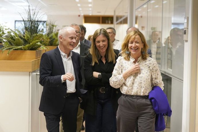 La diputada general de Gipuzkoa, Eider Mendoza, acompañada de la diputada de Promoción Económica y Proyectos Estratégicos, Ane Insausti, en Salto Systems
