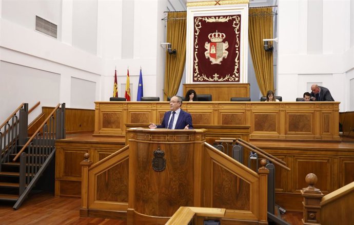 Juan Alfonso Ruiz Molina, en la tribuna de oradores del Parlamento regional