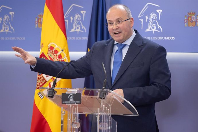 El portavoz del PP en el Congreso, Miguel Tellado, durante una rueda de prensa posterior a la reunión de la Junta de Portavoces, en el Congreso de los Diputados, a 12 de marzo de 2024, en Madrid (España).