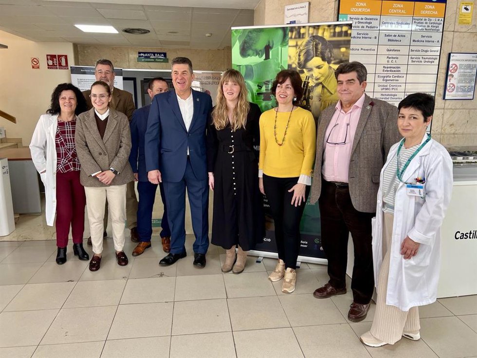 Foto de familia de la inauguración de la exposición '50 años cambiando la historia del cáncer'.