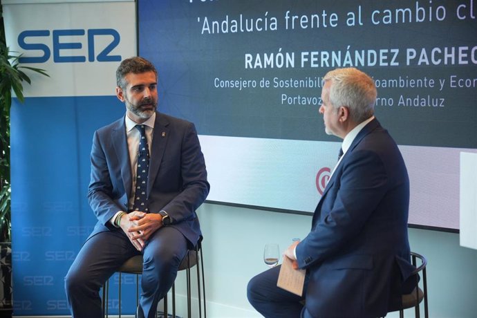 El consejero de Sostenibilidad, Medio Ambiente y Economía Azul, Ramón Fernández-Pacheco, (i)  interviene en el ciclo de Encuentro Ser.