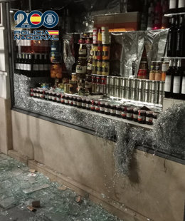 Escaparate roto del comercio en que se produjo el robo