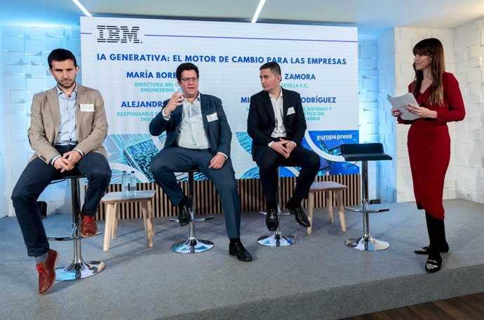 (I-D) El responsable de transformación digital de Naturgy, Alejandro Lozano; el CDO del Sevilla FC, Elías Zamora; el subdirector general de sistemas y energía del Ayuntamiento de Madrid, Miguel Ángel Rodríguez; y la directora de Client Engenering de IBM, 