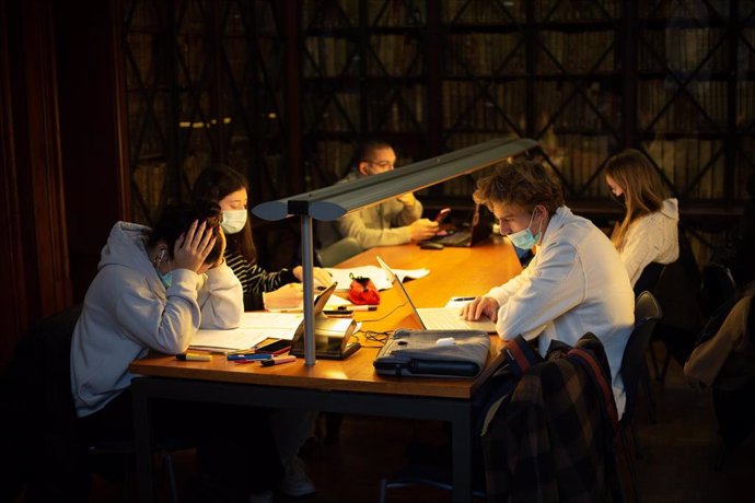 Archivo - Varias personas en la sala de estudios de la Facultad de Filología y Comunicación de la UB, a 10 de enero de 2022, en Barcelona