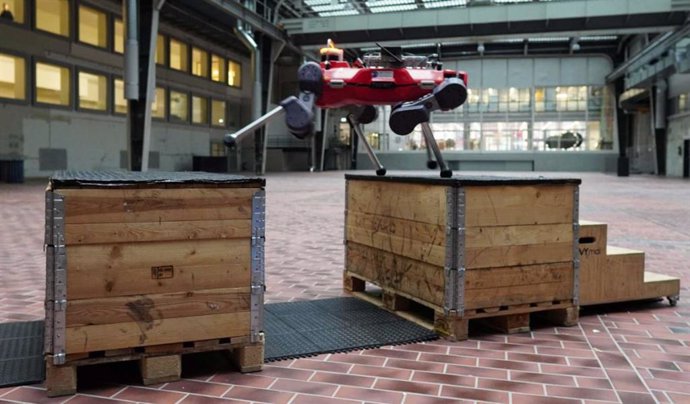 El robot cuadrúpedo ANYmal practica parkour en una sala de la ETH Zurich.