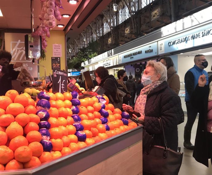Archivo - Primer plano de mandarinas en un puesto en el Mercado Central