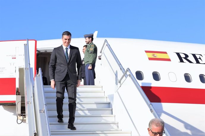 Archivo - El presidente del Gobierno de España, Pedro Sánchez, baja del avión presidencial a su llegada a Marruecos