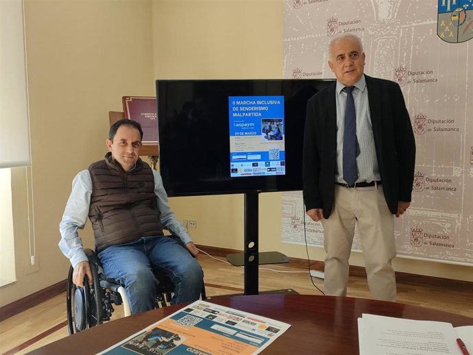 El delegado de Aspaym CyL en Salamanca, Enrique Rodríguez (i), y el diputado provincial de Deportes en Salamanca, Jesús María Ortiz (d), en la presentación de la marcha de Malpartida