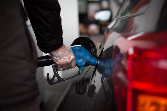 Archivo - Un home omple el dipòsit en una gasolinera de Barcelona