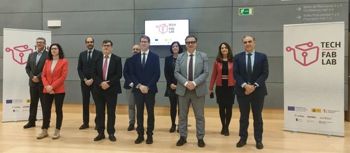 El presidente del Gobierno de La Rioja, Gonzalo Capellán, junto a los participantes del proyecto colaborativo 'Tech Lab'