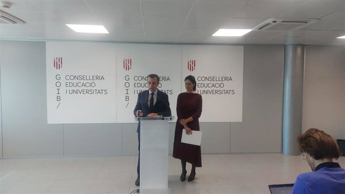 El conseller de Educación y Universidades, Antoni Vera, y la directora general de Primera Infancia, Atención a la Diversidad y Mejora Educativa, Neus Riera, en rueda de prensa.