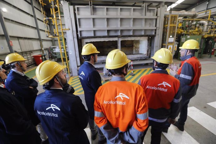 Visita a las instalaciones del  GasLab, en la factoría gijonesa de Veriña de ArcelorMittal, donde se investiga en una planta piloto el uso, almacenaje y transporte del hidrógeno verde dentro del consorcio H2Asturias.