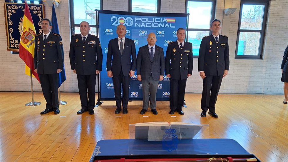 Imagen del acto de toma de posesión de Roberto González de Julián (a la derecha) como comisario local de la Policía Nacional de Ponferrada (León).