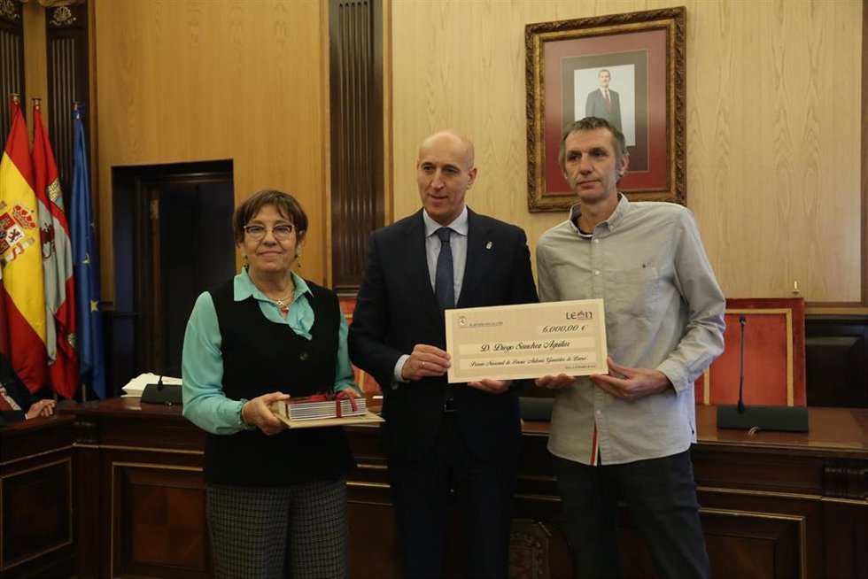 El alcalde de León y la concejala de Acción y Promoción Cultural entregan el premio al ganador de la pasada edición.