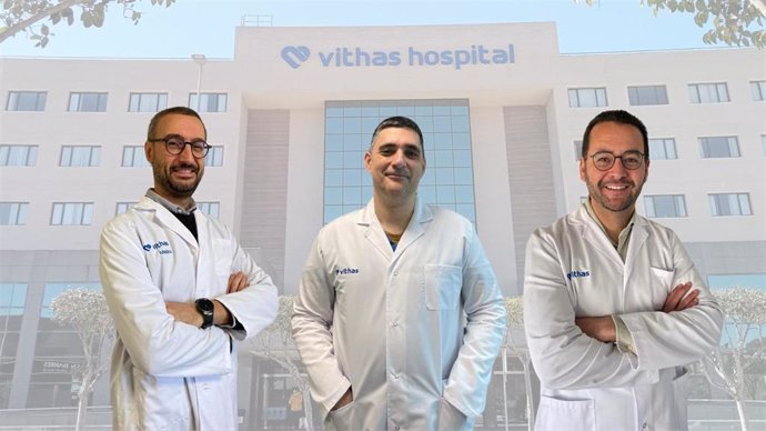 Los doctores Esparza, Serrano y Belaouchi forman el equipo de especialistas de la Unidad del Dolor
