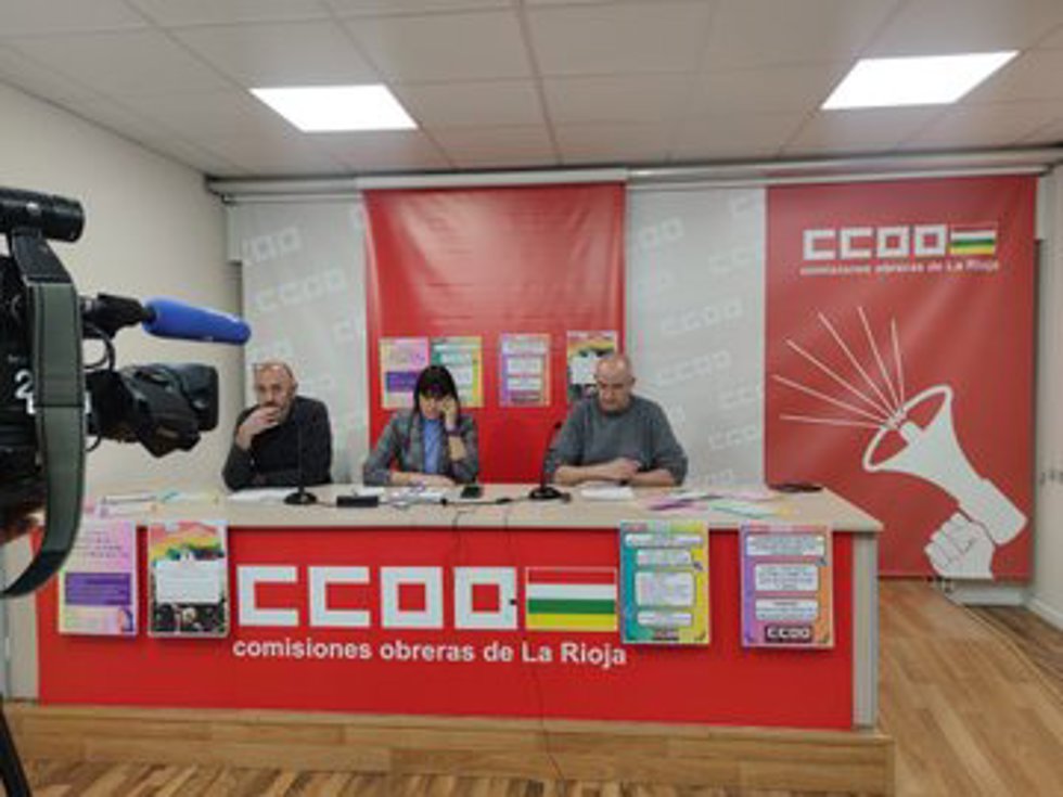 La secretaria de Políticas LGTBIQ, Iria Antuñá, junto al secretario de Servicios Socioeducativos, Pedro Ocaña, en rueda de prensa hoy