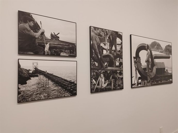 Fotografías de Jesús Uriarte que documentan el montaje de El Peine del Viento de Eduardo Chillida en San Sebastián.