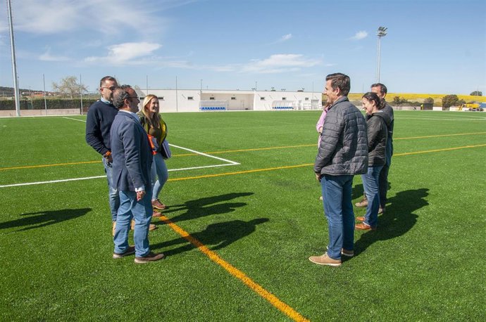 El presidente de la Diputación de Cáceres, Miguel Ángel Morales, y el diputado de Fomento, Luis Fernando G. Nicolás, visitan las instalaciones deportivas de El Cuartillo
