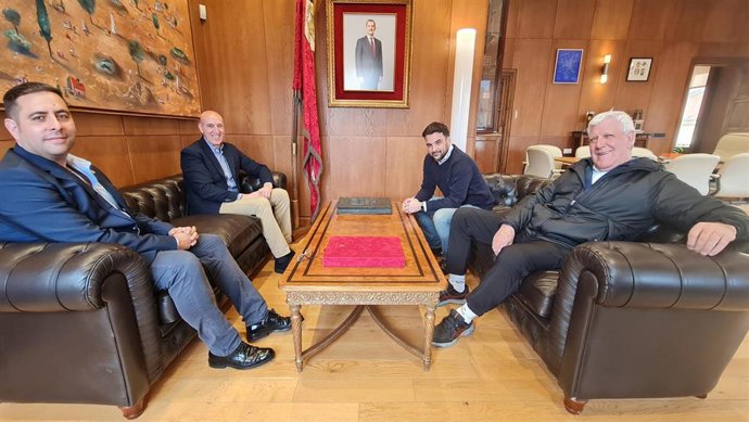 A la izquierda, Juan Carlos Santamarta y el alcalde de León, junto a los profesores Juan Carlos Suárez y Pepe Estrada, en la recepción institucional.