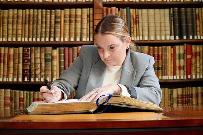 La presidenta del Govern, Marga Prohens, en su visita a la sede de la RAE.