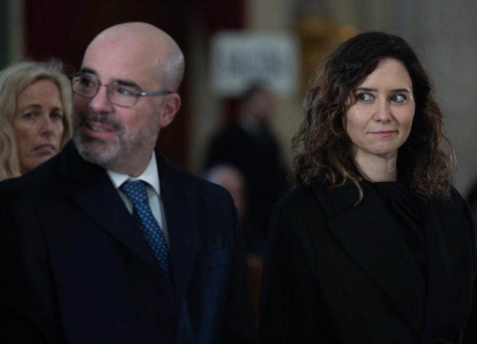 El delegado del Gobierno en la Comunidad de Madrid, Francisco Martín, y la presidenta de la Comunidad de Madrid, Isabel Díaz Ayuso, durante el funeral por el vigésimo aniversario del 11-M, en la Catedral de la Almudena, a 11 de marzo de 2024, en Madrid 