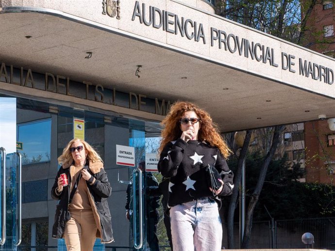 Bárbara Rey y Sofía Cristo saliendo de la Audiencia Provincial de Madrid