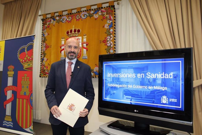 El subdelegado del Gobierno en Málaga, Javier Salas, rueda de prensa sobre inversiones en sanidad.