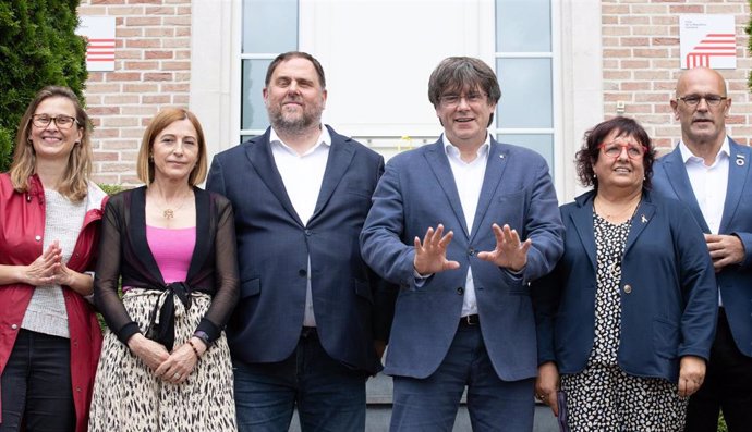 Archivo - (I-D) La diputada de ERC Meritxell Serret; la expresidenta del Parlament Carme Forcadell; el exvicepresidente y líder de ERC, Oriol Junqueras; el expresidente de la Generalitat y líder de Junts, Carles Puigdemont; la exconseller Dolors Bassa, 