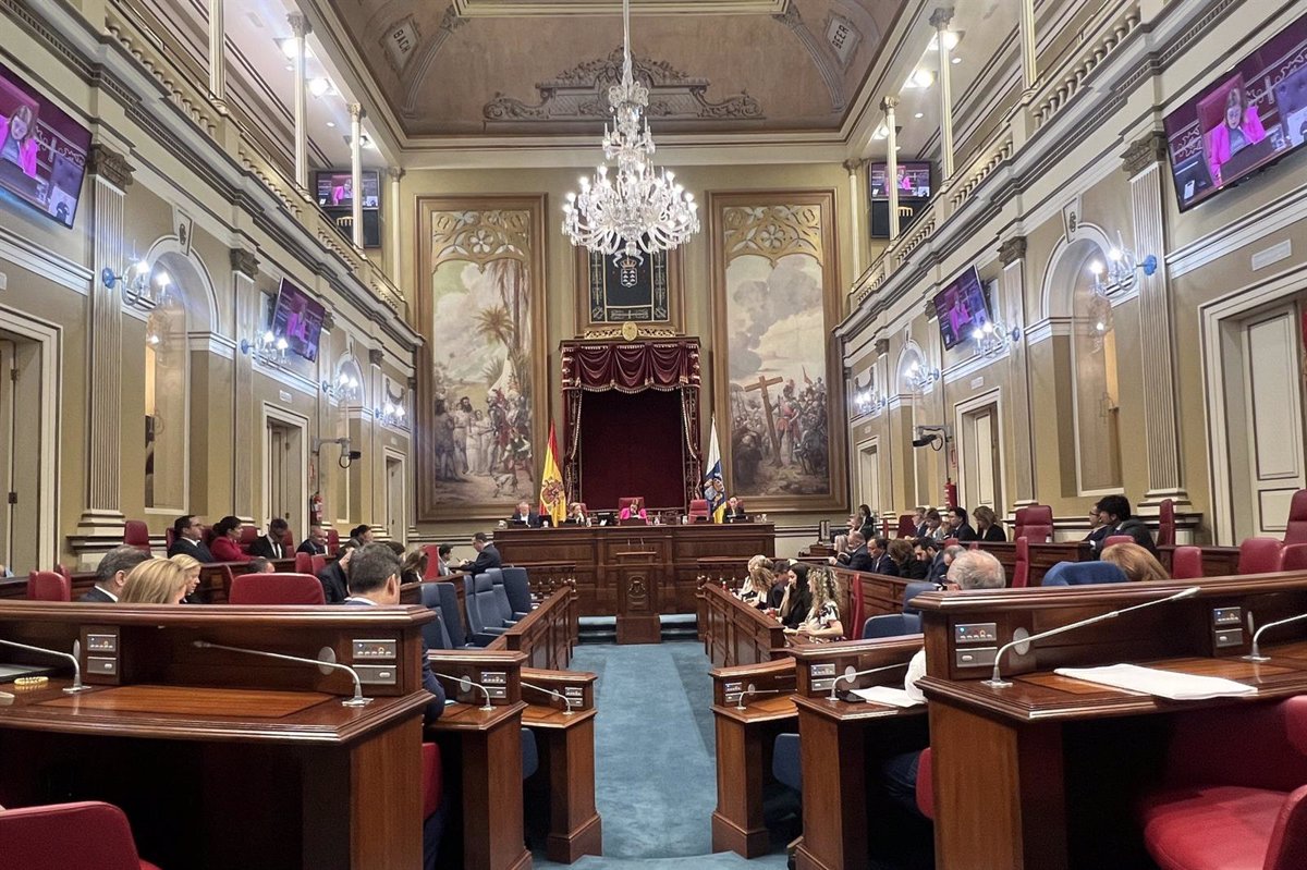 El Parlamento de Canarias pide luchar contra la corrupción y desarrollar políticas de regeneración democrática