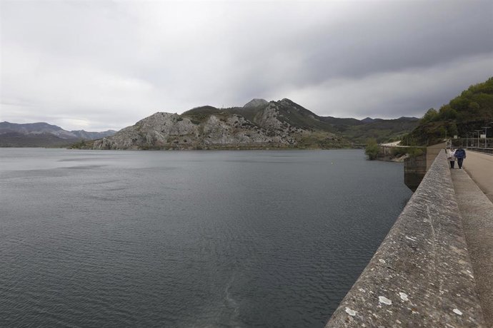 Archivo - Vista del embalse del río Porma, a 28 de abril de 2023, en León.