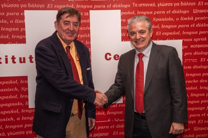 El director del Instituto Cervantes, Luis García Montero, a la izquierda de la imagen,  y el presidente de la Fundación Universitaria Iberoamericana (FUNIBER),  Santos Gracia Villar, firman el protocolo general de actuación de ambas entidades.