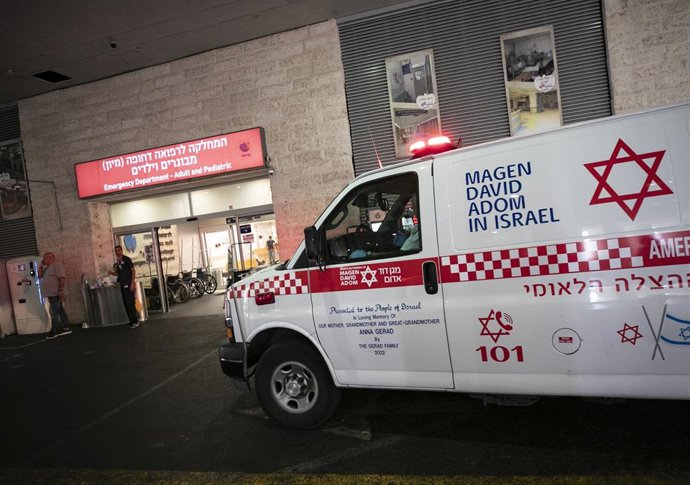 Archivo - Una ambulancia de la Magen David Adom (Estrella Roja de David) en un hospital en la ciudad de Ascalón, en el sur de Israel (archivo)