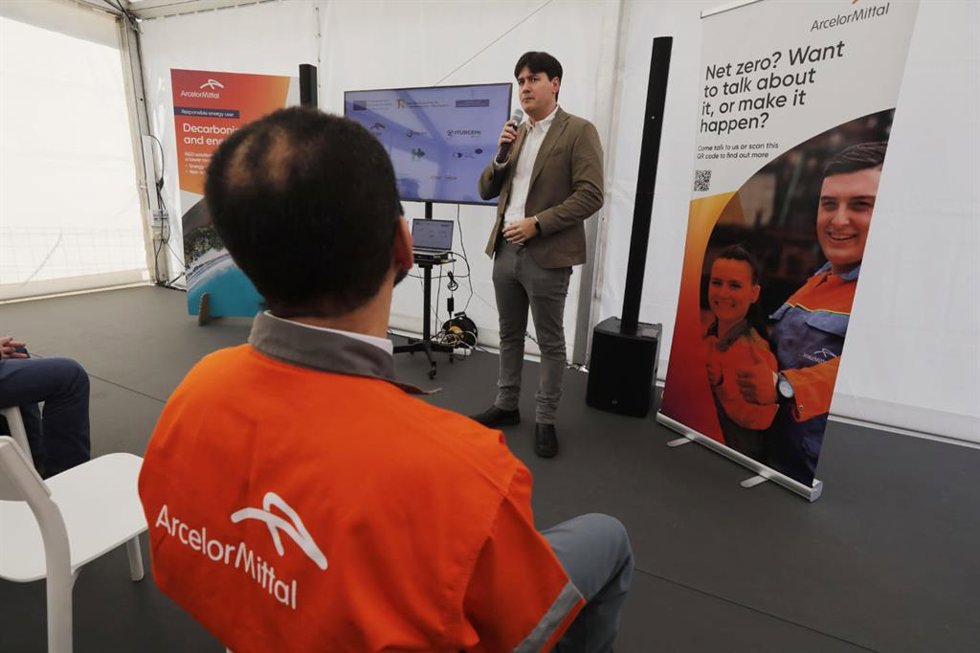 El consejero de Ciencia, Empresas, Formación y Empleo del Principado de Asturias, Borja Sánchez, interviene en la presentación de la planta de pruebas de hidrógeno de las instalaciones del GasLab de ArcelorMittal Global R&D, en la factoría de Gijón.