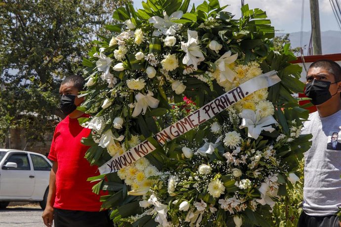 Corona de flores en recuerdo de Yanqui Kothan Gómez, estudiante de la Escuela Rural Normal de Ayotzinapa fallecido por disparos de la Policía de México