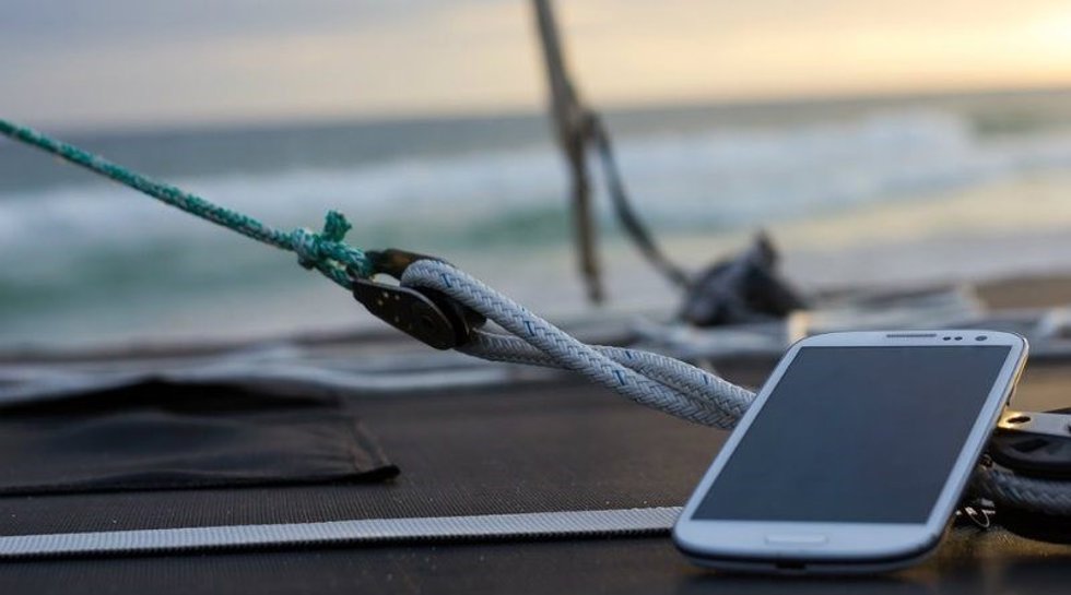 Archivo - Smartphone y vacaciones, recurso.