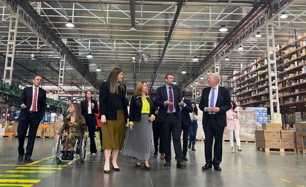 El presidente de Hefame, Enrique Ayuso, recibe a a un grupo de miembros de la Asamblea Regional de Murcia liderado por su presidenta, Visitación Martínez
