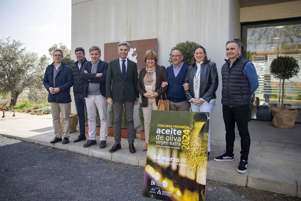 El vicepresidente primero de la Diputación, Andrés Lorite (cuarto por la dcha.), en el Centro Agropecuario Provincial, donde se ha celebrado la cata final.