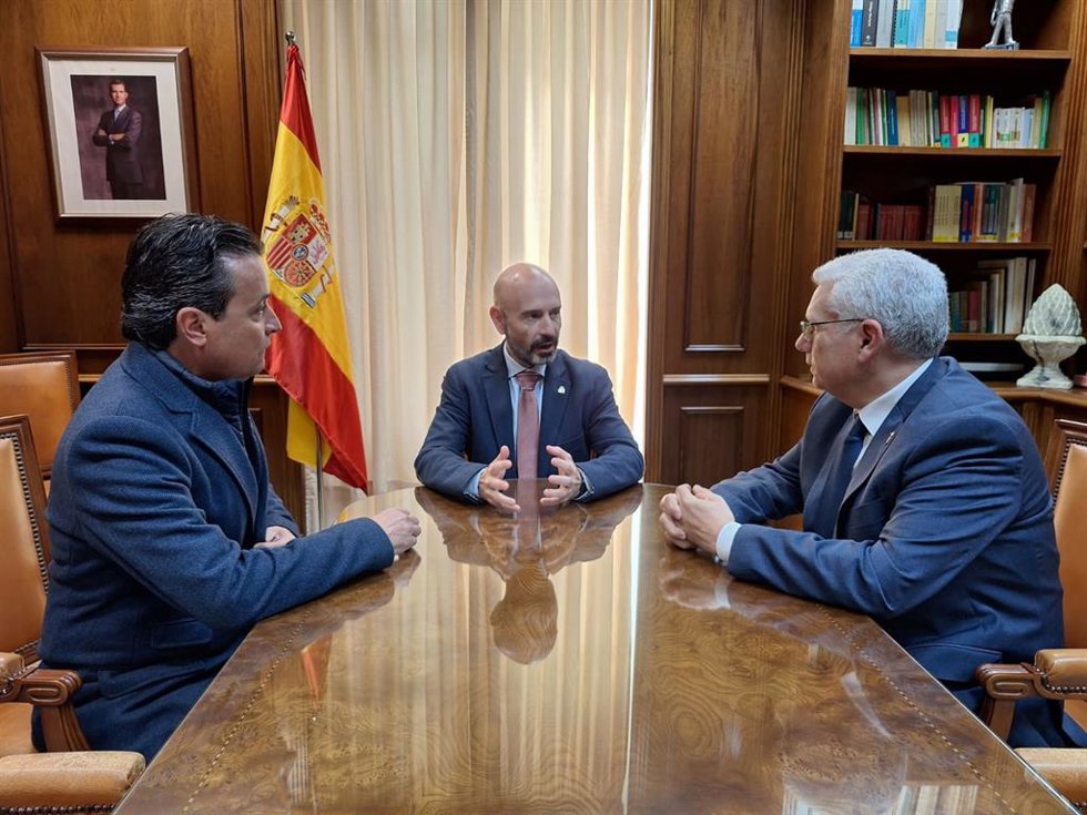 El subdelegado del Gobierno en Málaga, Javier Salas, se reúne con representantes de la Cofradía de El Rico de Málaga para ultimar el indulto de un preso en la Semana Santa.
