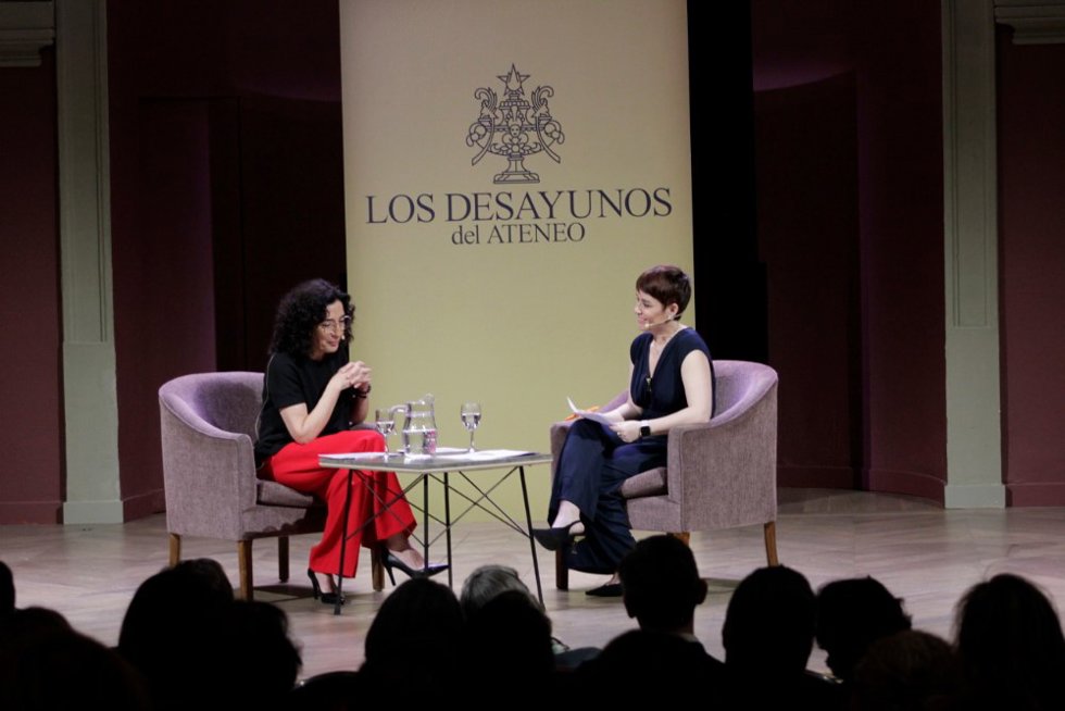 La presidenta de Cruz Roja Española, María del Mar Pageo, junto a la periodista y presentadora, Marta Solano, en 'Los Desayunos del Ateneo de Madrid'.
