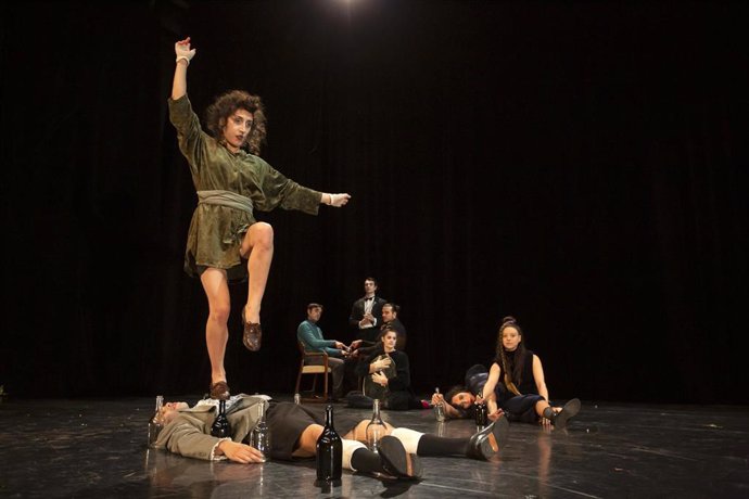 Archivo - Una escena del espectáculo de circo contemporáneo 'La sombra del oro'.