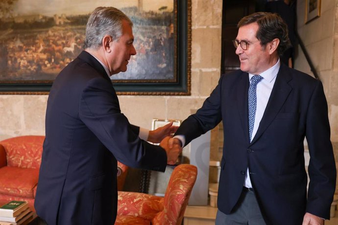 El alcalde de Sevilla, José Luis Sanz, ha recibido este jueves en la Casa Consistorial al presidente de la Confederación Española de Organizaciones Empresariales (CEOE), Antonio Garamendi.