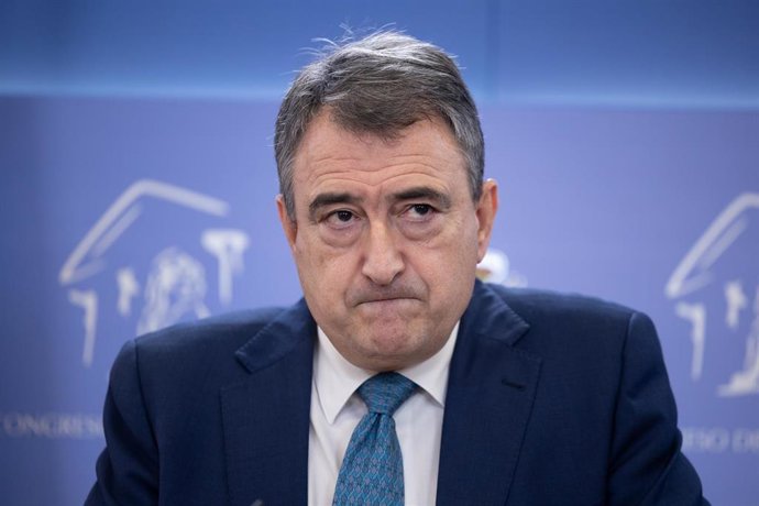 El portavoz del EAJ-PNV, Aitor Esteban, en una rueda de prensa